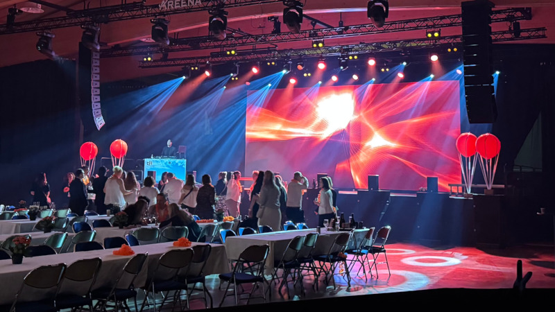 LED-screen messutapahtuman ohjelmalavalla